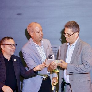 Reconocimiento Agliberto Meléndez